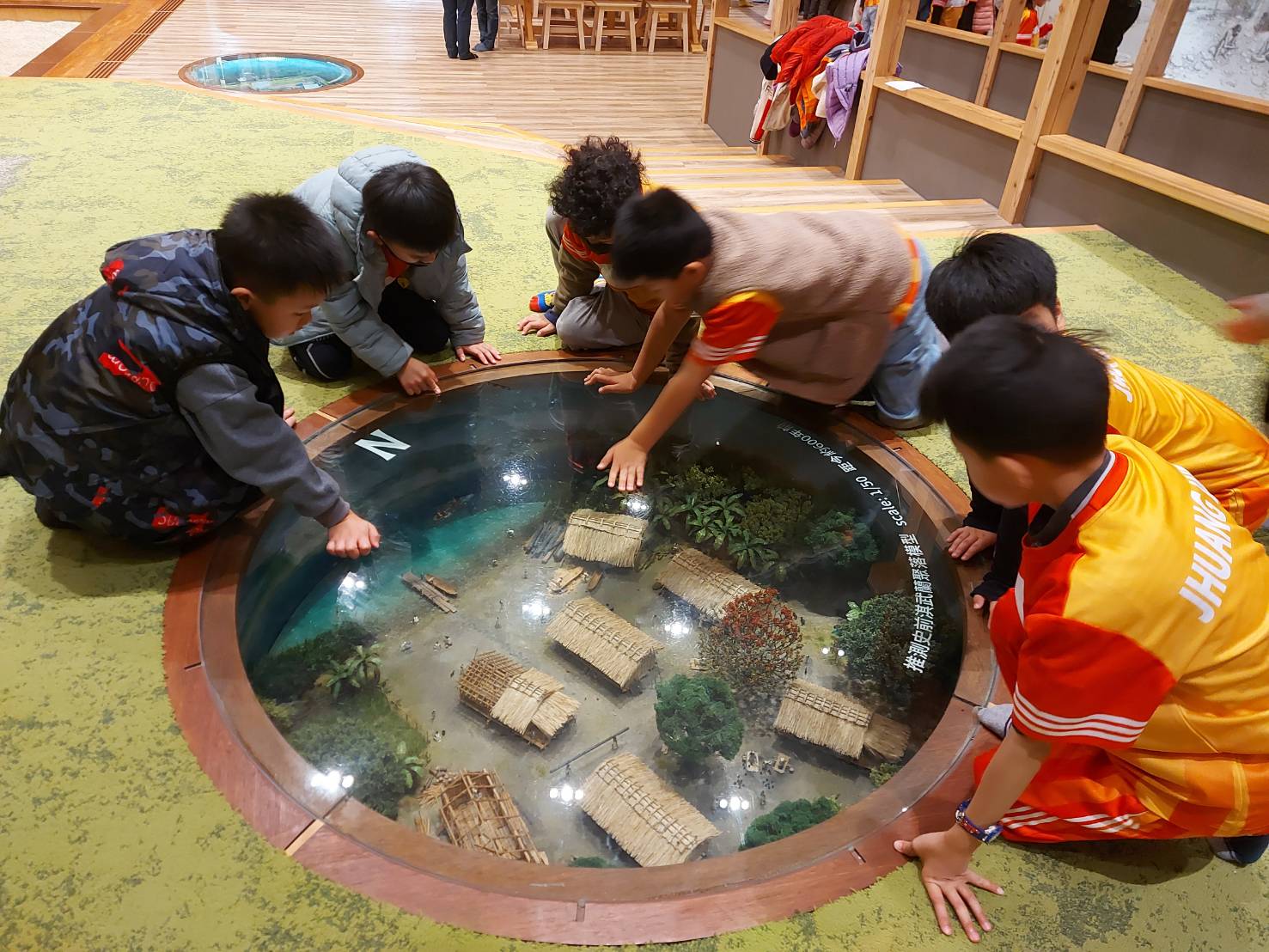 08_參觀新竹241藝術空間，脫下鞋子入展間與作品互動
